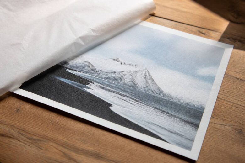 Realistische close-up van een fotoafdruk op papier met zichtbare papierstructuur bij daglicht